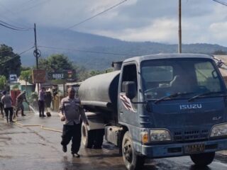 Tiga Personel Polsek Wulanggitang Jadi Relawan Kemanusiaan Dampak Erupsi Gunung Lewotobi