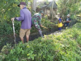 Penuhi Kebutuhan Air Petani, Babinsa Ajak Anggota Poktan Dan Warga Bersihkan Saluran Irigasi